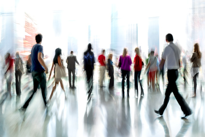 Gruppe von Menschen in der Lobby eines Business Centers