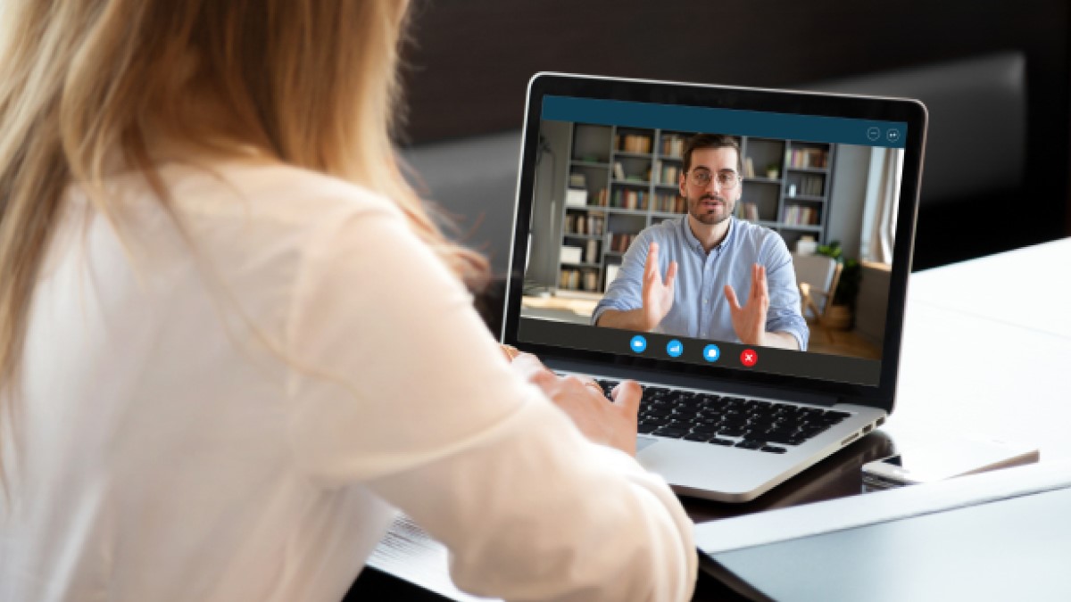 Büroarbeiterin in einer Videokonferenz