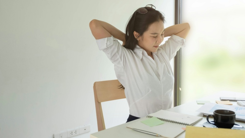 Büroangestellte die sich streckt